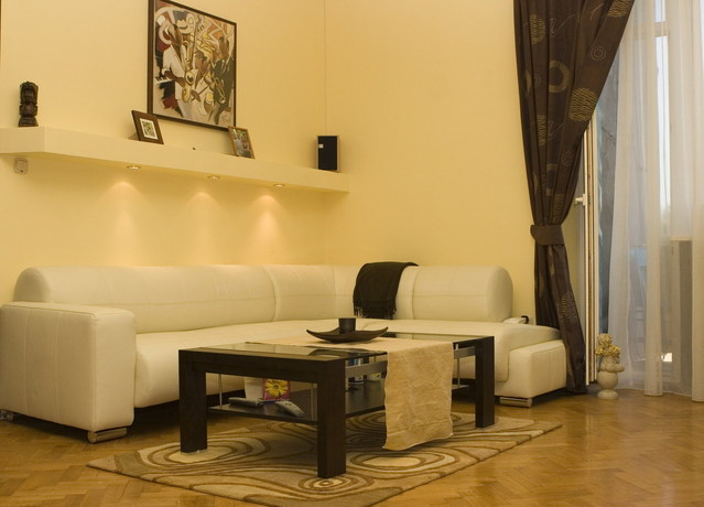 Sofa Bahan Kulit | Img:freeimages.com