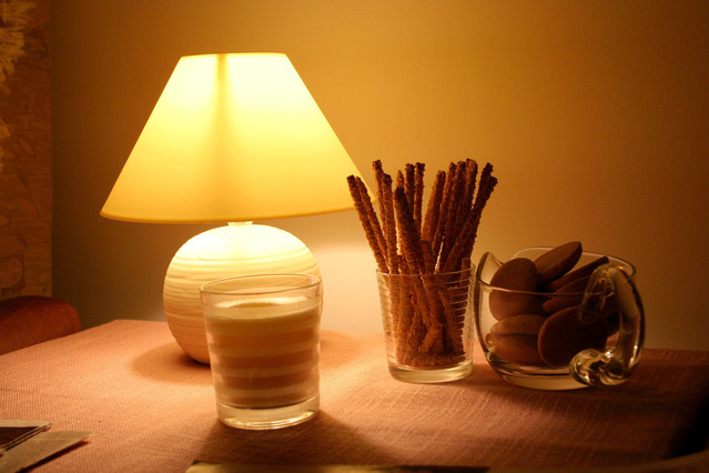 Ilustrasi Lampu Meja | Img:freeimages.com